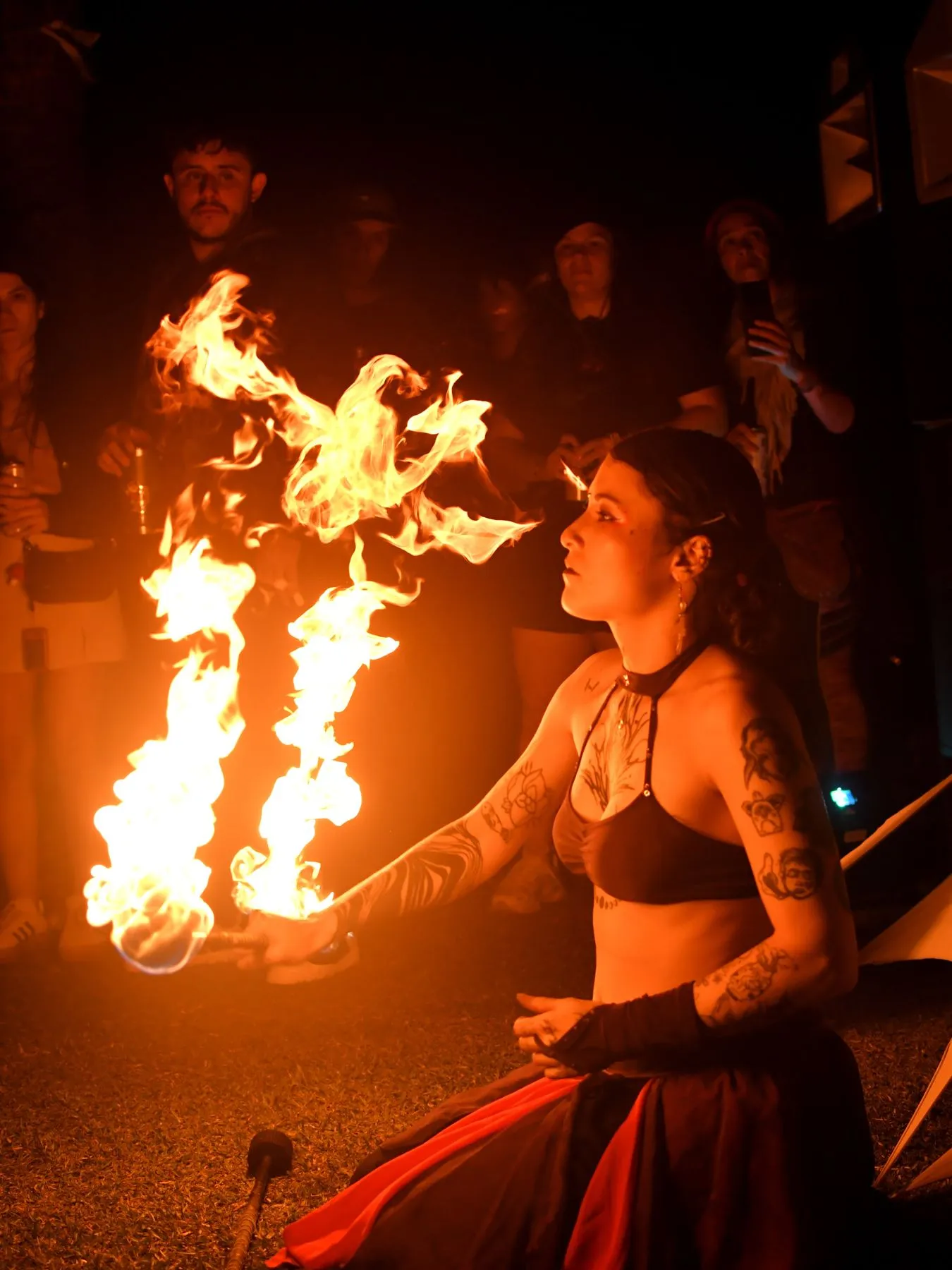 Irina hace un show de fuego de noche